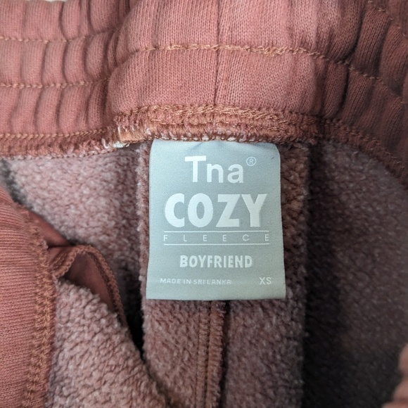 Aritzia TNA COZY AF boyfriend 5" sweatshort - Picture 3 of 8